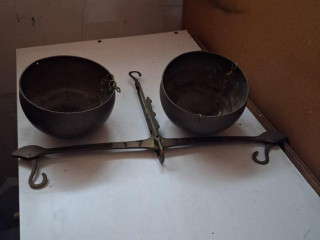 starozitne-mosadzne-vahy-s-miskami-komplet