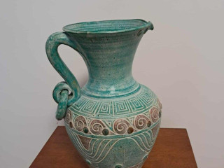 velmi-mohutna-stara-a-pomerne-tazka-amfora