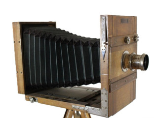 starozitny-fotoaparat-so-stativom