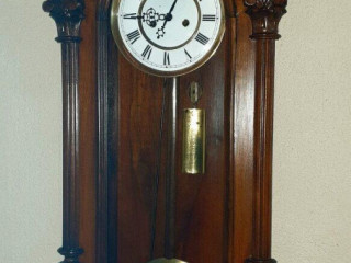 zberatelske-nastenne-hodiny-junghans