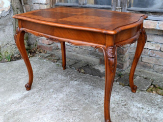 stol-z-ceresnoveho-dreva