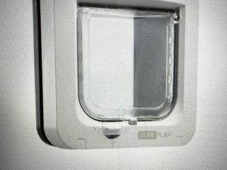 sureflap-dvierka-pre-macky-s-mikrocipom-nove-sedo-biele