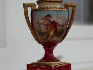 starozitna-porcelanova-amfora-alt-wien