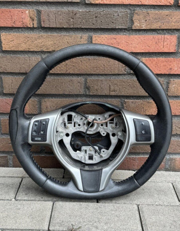 volant-toyota-yaris-big-0
