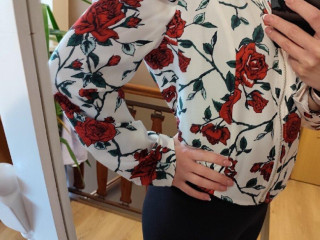biela-bluzka-sako-s-kvietkami-na-zips