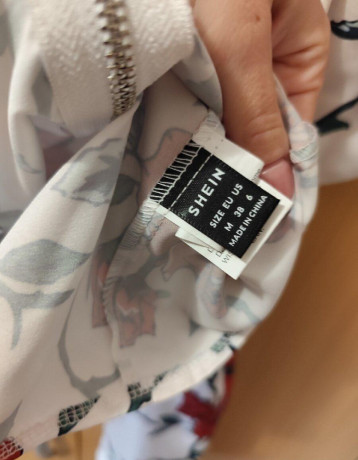 biela-bluzka-sako-s-kvietkami-na-zips-big-3