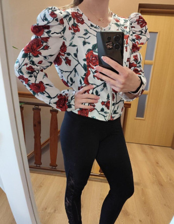 biela-bluzka-sako-s-kvietkami-na-zips-big-1