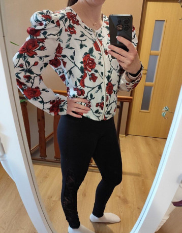 biela-bluzka-sako-s-kvietkami-na-zips-big-2