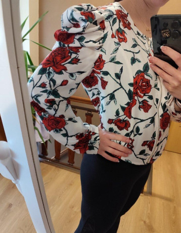 biela-bluzka-sako-s-kvietkami-na-zips-big-0
