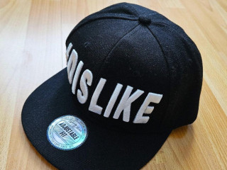 cierna-siltovka-s-napisom-dislike
