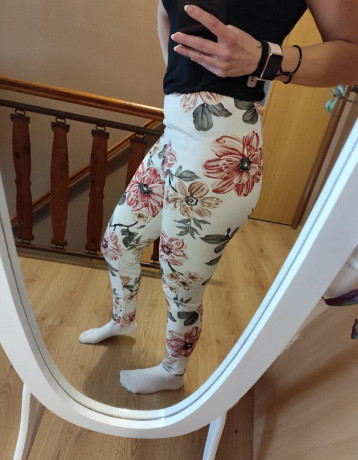 elegantne-biele-kvietkovane-leginy-big-0