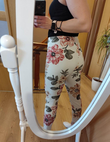 elegantne-biele-kvietkovane-leginy-big-1