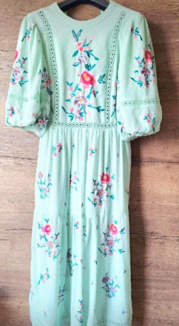 krasne-asos-vysivane-midi-saty-v-jemnej-mentolovej-farbe-big-1