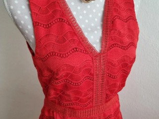 nove-cervene-saty-mango-s-visackou-vel-36