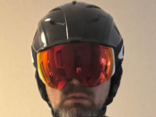 predam-lyziarsku-prilbu-a-okuliare-oakley