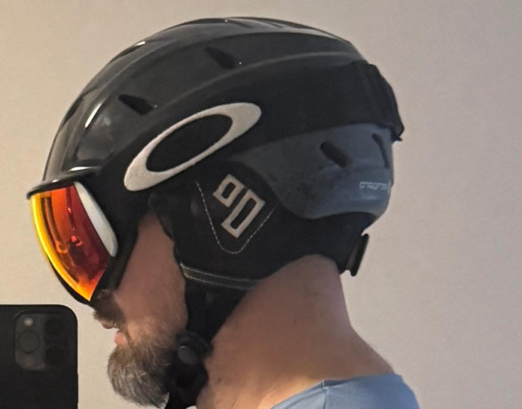 predam-lyziarsku-prilbu-a-okuliare-oakley-big-1