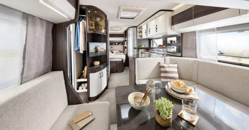 karavan-hobby-prestige-560-fc-big-2