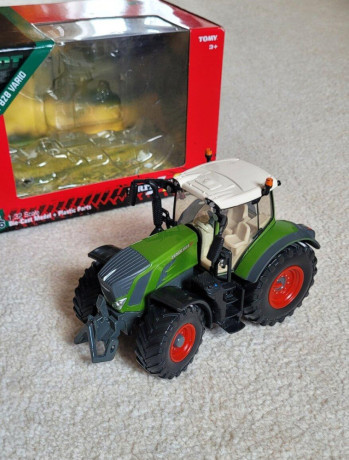 britains-traktor-fendt-828-vario-132-big-0