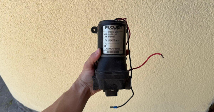 flojet-quiet-quad-12v-vodne-cerpadlo-125-lmin-big-0