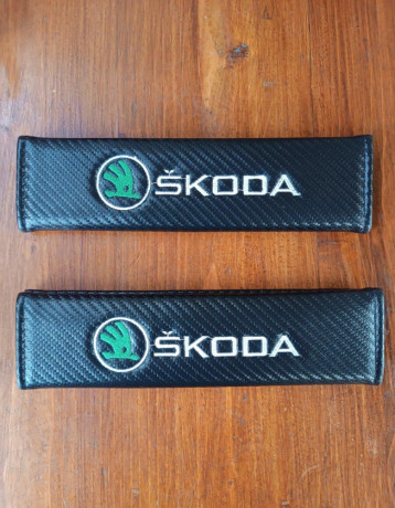 predam-kozene-navleky-na-bezpecnostny-pas-s-logom-skoda-big-0