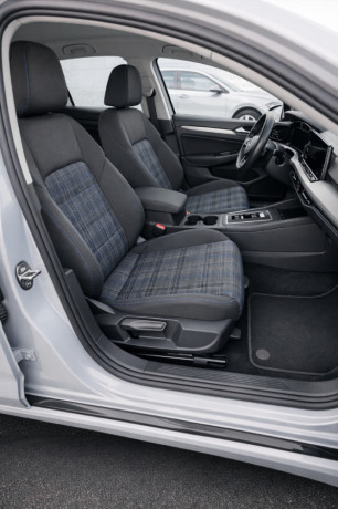 volkswagen-golf-golf-14-ehybrid-gte-13kwh-dsg-180kw245-hp-a6-digitalny-cockpit-big-2