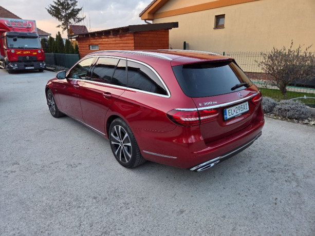 mercedes-benz-e-trieda-mercedes-e300de-big-2