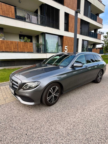 mercedes-benz-e-trieda-200-d-big-1