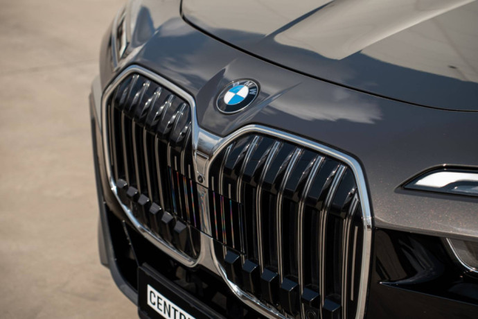 bmw-rad-7-740d-m-xdrive-at-220-kw-fabricka-zaruka-bowers-wilkins-hudba-big-2