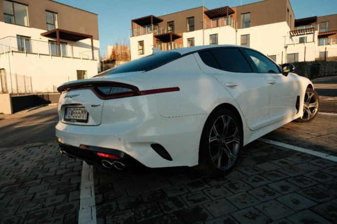 kia-stinger-33-t-gdi-gt-4wd-at-269kw366hp-a8-big-1