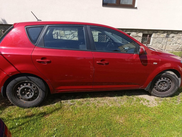 kia-ceed-sw-plne-pojazdne-s-kozmetickymi-chybami-big-0