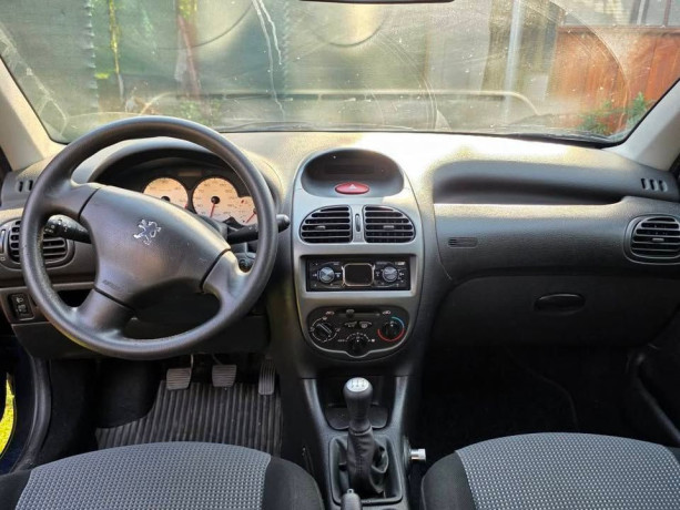 peugeot-206-14-hdi-rok-vyroby-2002-nova-stk-klima-manualna-big-1