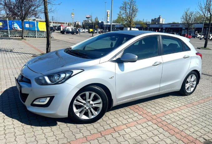 hyundai-i30-16-crdi-dohc-16v-style-94kw128hp-m6-big-1