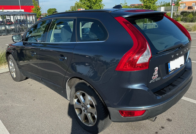 volvo-xc60-24-d-awd-my2010-big-2