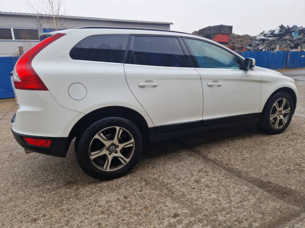 volvo-xc60-24d-awd-120-kw-manual-6-big-2