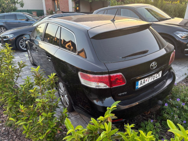 toyota-avensis-combi-toyota-avensis-combi-18-so-stresnymi-nosicmi-stresnym-boxom-340-l-a-letnymi-a-zimnymi-pneu-big-1