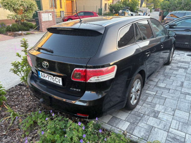 toyota-avensis-combi-toyota-avensis-combi-18-so-stresnymi-nosicmi-stresnym-boxom-340-l-a-letnymi-a-zimnymi-pneu-big-2