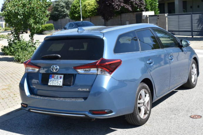 toyota-auris-touring-sports-14-l-d-4d-active-big-1