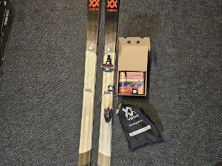 novy-skialpovy-set-volkl-fritchi-brzdy