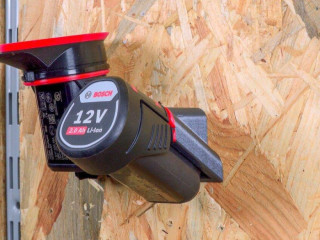 drziaky-baterii-bosch-12v-na-stenu