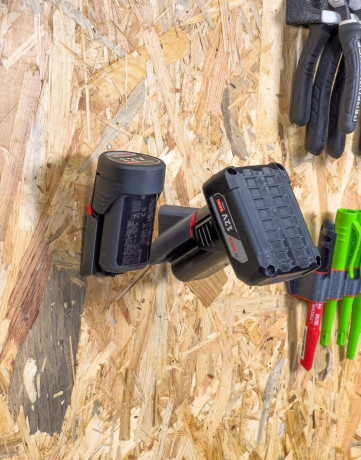 drziaky-baterii-bosch-12v-na-stenu-big-4