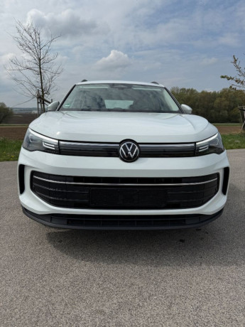 volkswagen-tiguan-model-2025-mrtvy-uhol-kamera-virtual-big-3