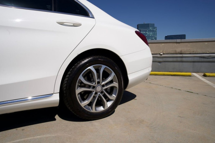 mercedes-benz-c-trieda-200d-big-3