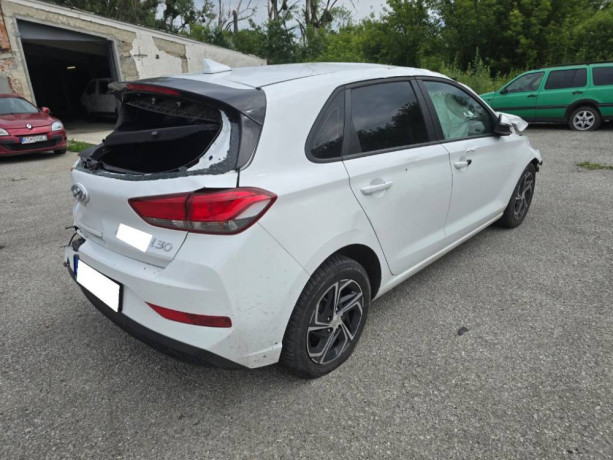 hyundai-i30-15i-cvvt-comfort-2020-benzin-75-000-km-81-kw-manual-6-st-uplna-historia-big-3