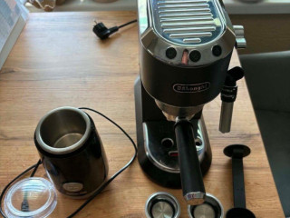 pakovy-kavovar-delonghi-dedica-ec-685bk