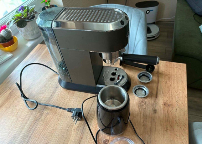 pakovy-kavovar-delonghi-dedica-ec-685bk-big-2