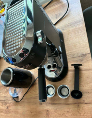 pakovy-kavovar-delonghi-dedica-ec-685bk-big-1