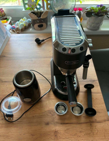pakovy-kavovar-delonghi-dedica-ec-685bk-big-0