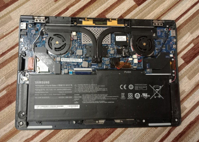 predam-nefunkcny-notebook-samsung-np300x3e-big-4