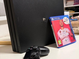 predam-playstation-4-pro-vo-verzii-1tb-v-ciernom-prevedeni-k
