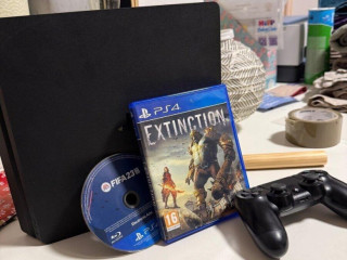 predam-playstation-4-slim-v-ciernom-prevedeni-500gb-ovladac